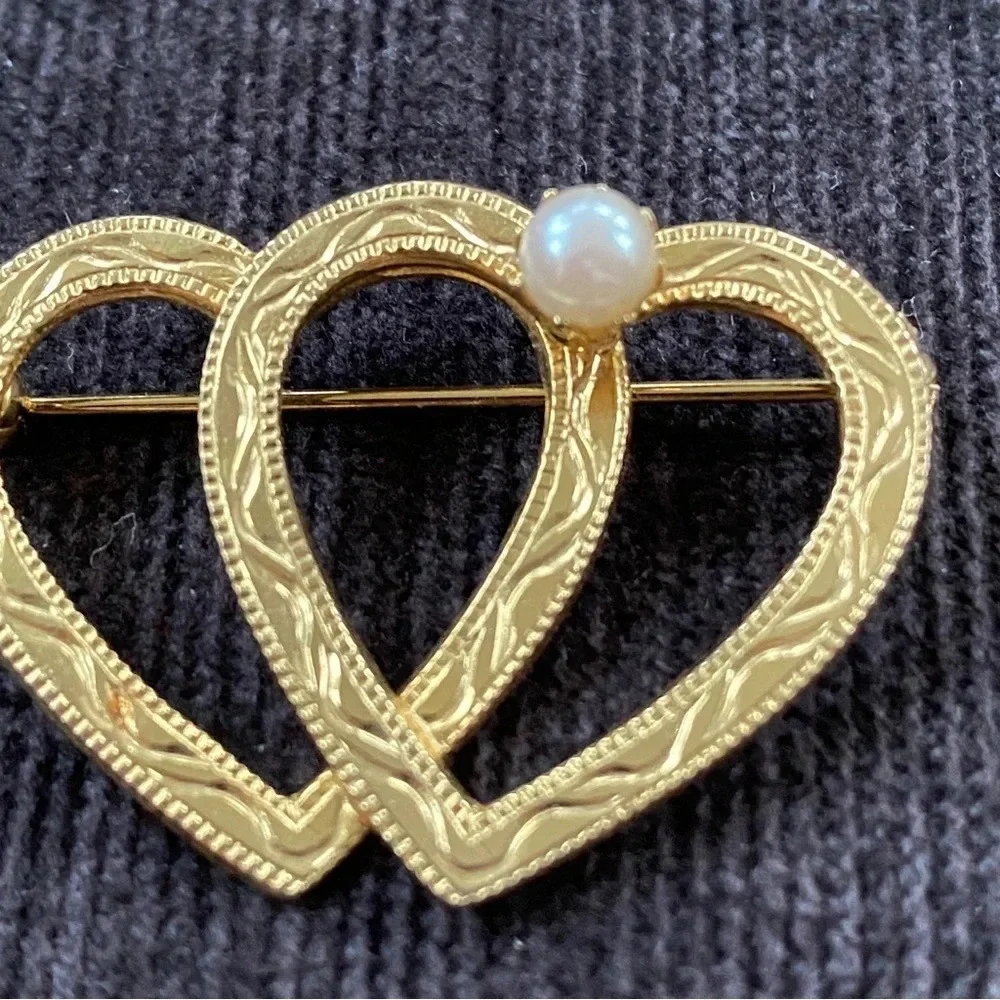 Sweetheart Lovers Etched Gold Tone Heart Brooch Pin